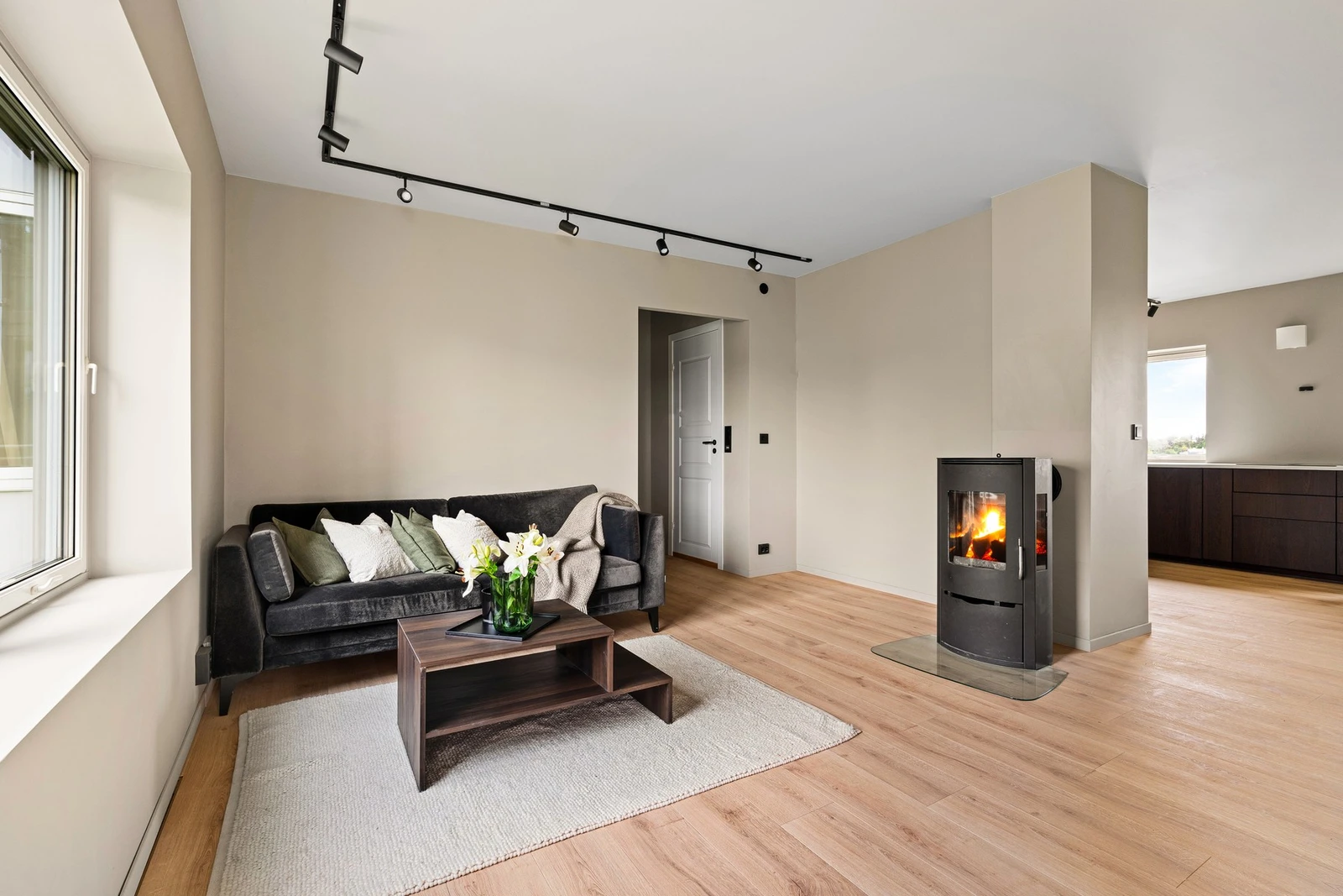 Stilren stue med vedovn som skaper en lun og innbydende stemning. Galleribilde