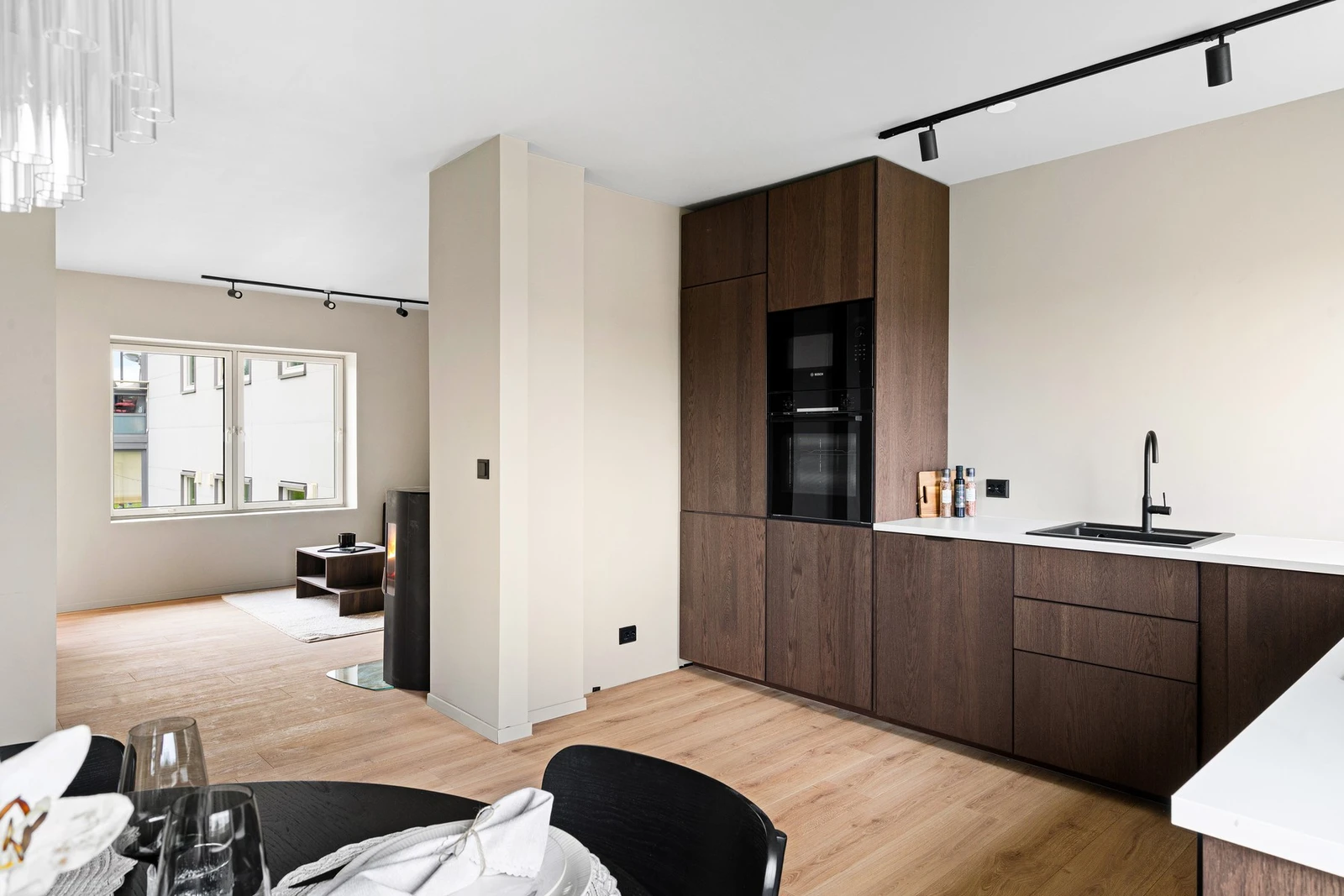 Boligen har åpen kjøkkenløsning som binder sammen rommene og gir en praktisk hverdag. Galleribilde