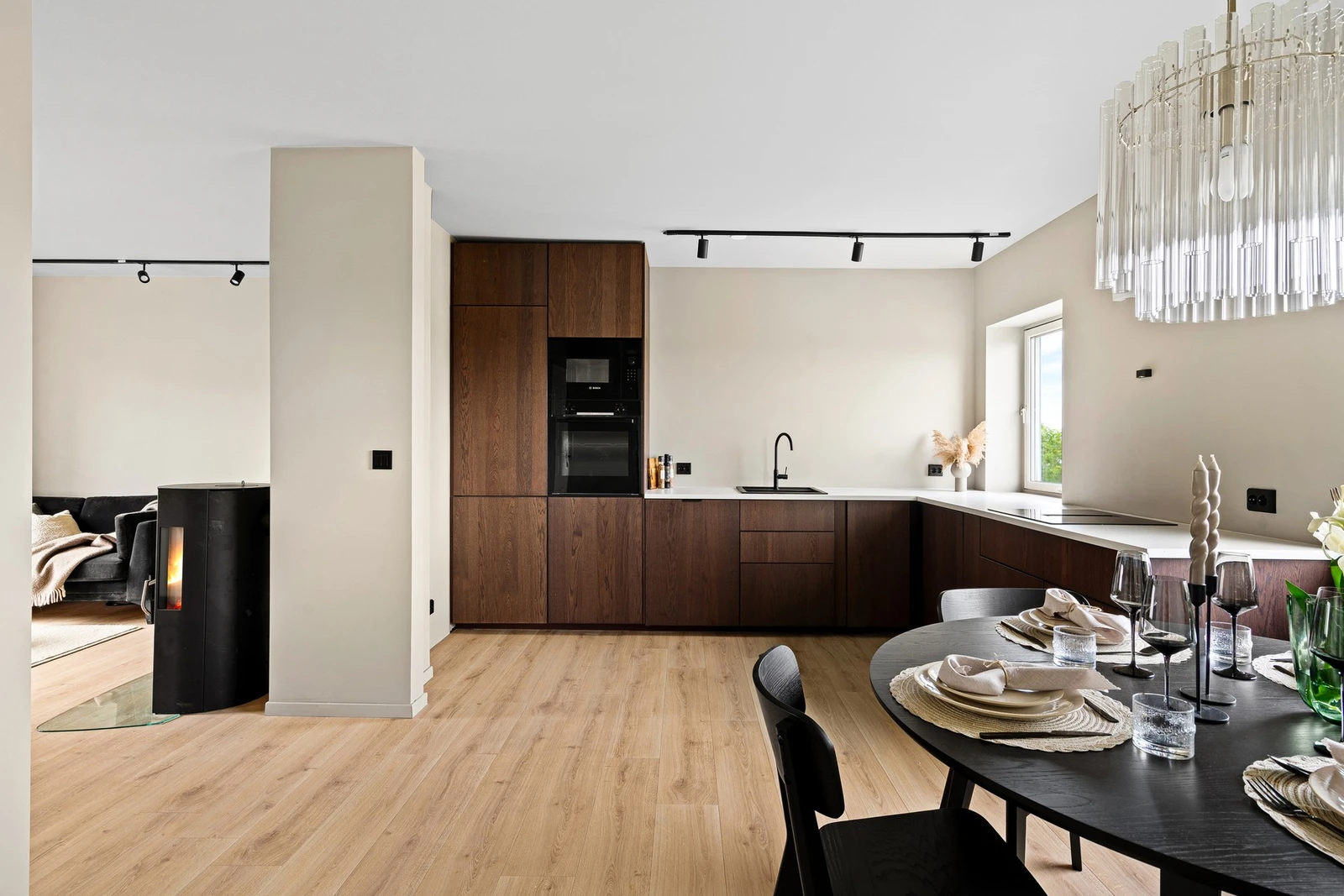 Lekkert kjøkken med integrerte hvitevarer og god plass til spisebord ved vinduet. Galleribilde