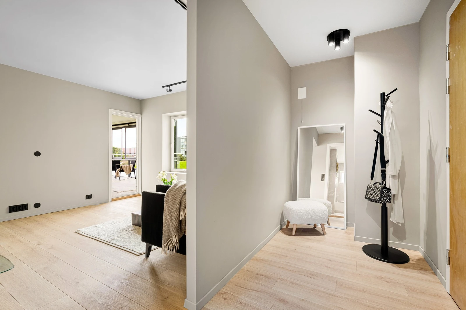 Like ved døren er det plass til skap. Galleribilde