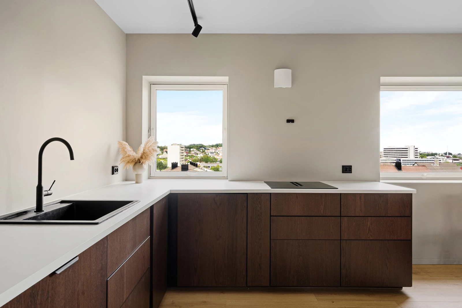 Kjøkkenet har stilrene fronter og flott utsyn over byen. Galleribilde