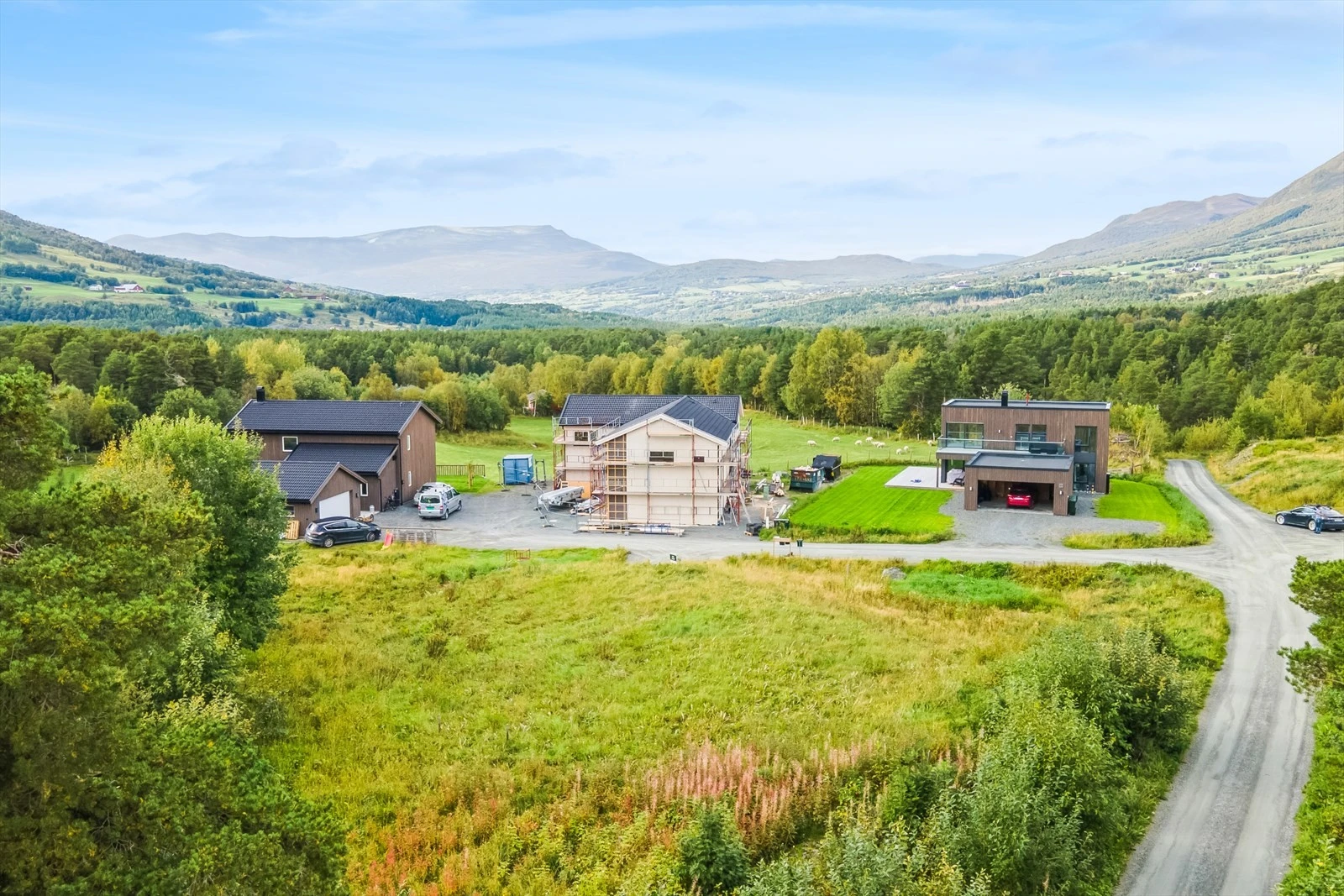 Tjønnkåsvegen 55 er på 707 kvm, og Tjønnkåsvegen 57 er på 749 kvm. Maks bebygd areal BYA = 40% Galleribilde