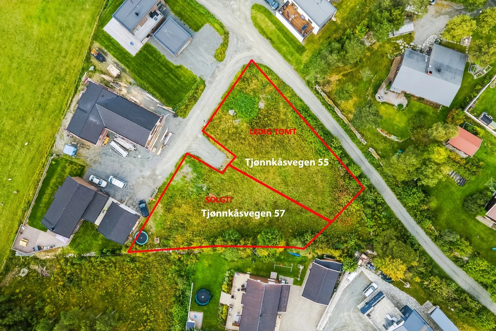 Prisgunstige tomter med sentrumsnær beliggenhet!
På tomter der det oppføres 2 boenheter tillates tomtedeling uten endring av plankartet. Infrastruktur ferdig inn til tomtegrense hvor det er tilrettelagt tilkobling av offentlig vann, avløp, strøm og fiber Galleribilde