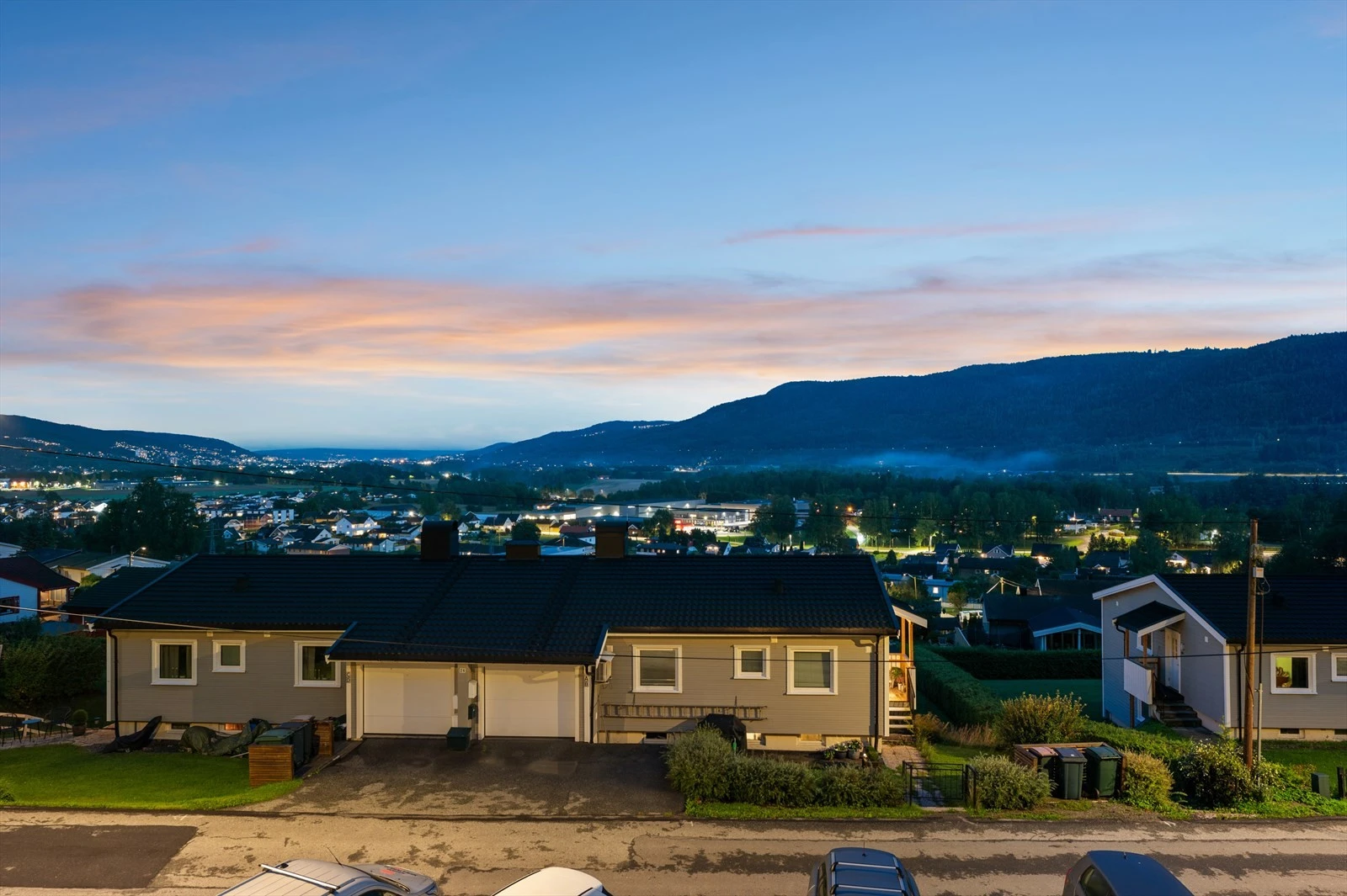 Boligen byr på en flott utsikt mot Solbergelva og Drammen.