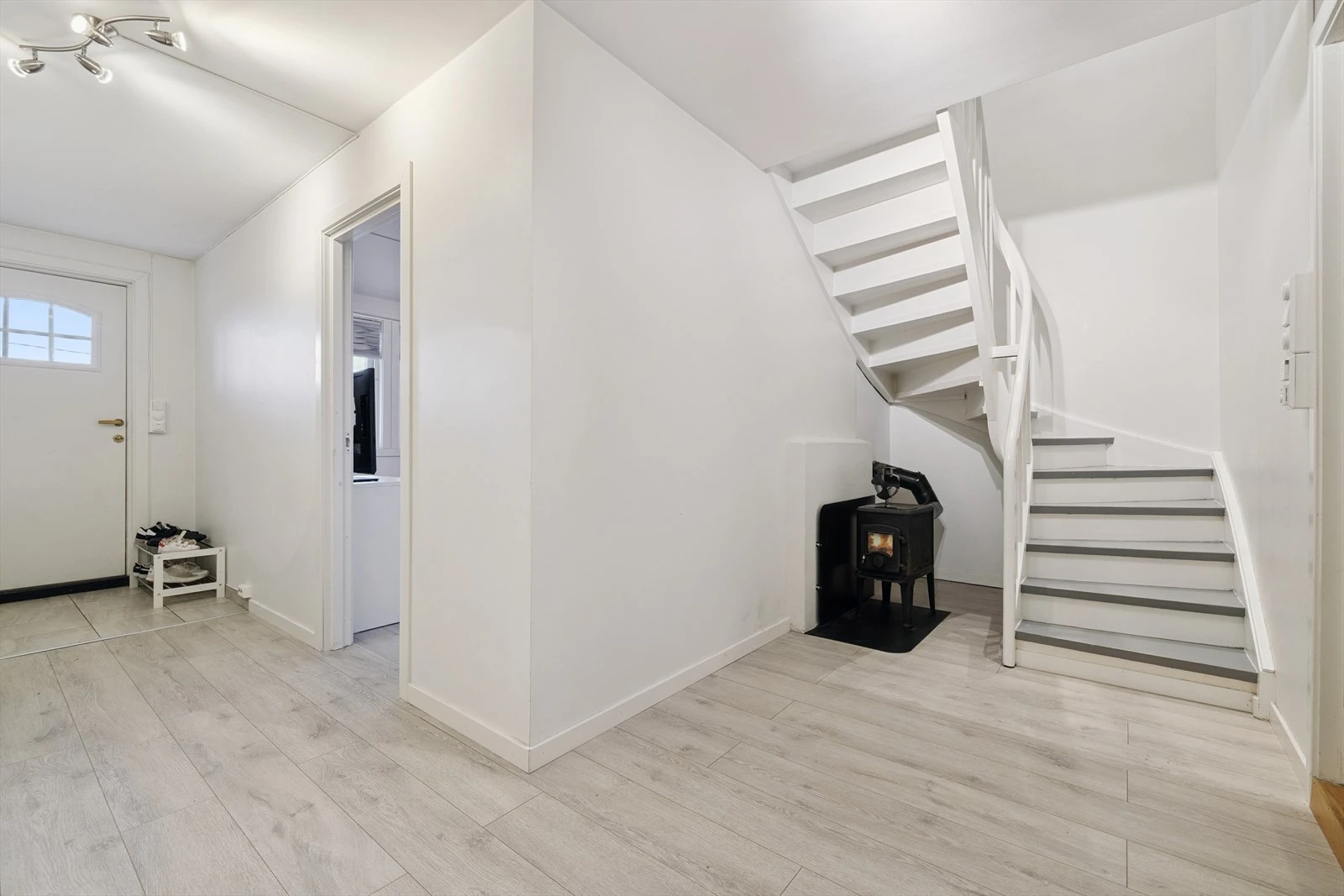 Praktisk plassert ved trappen binder etasjene sammen med varme og sjarm.