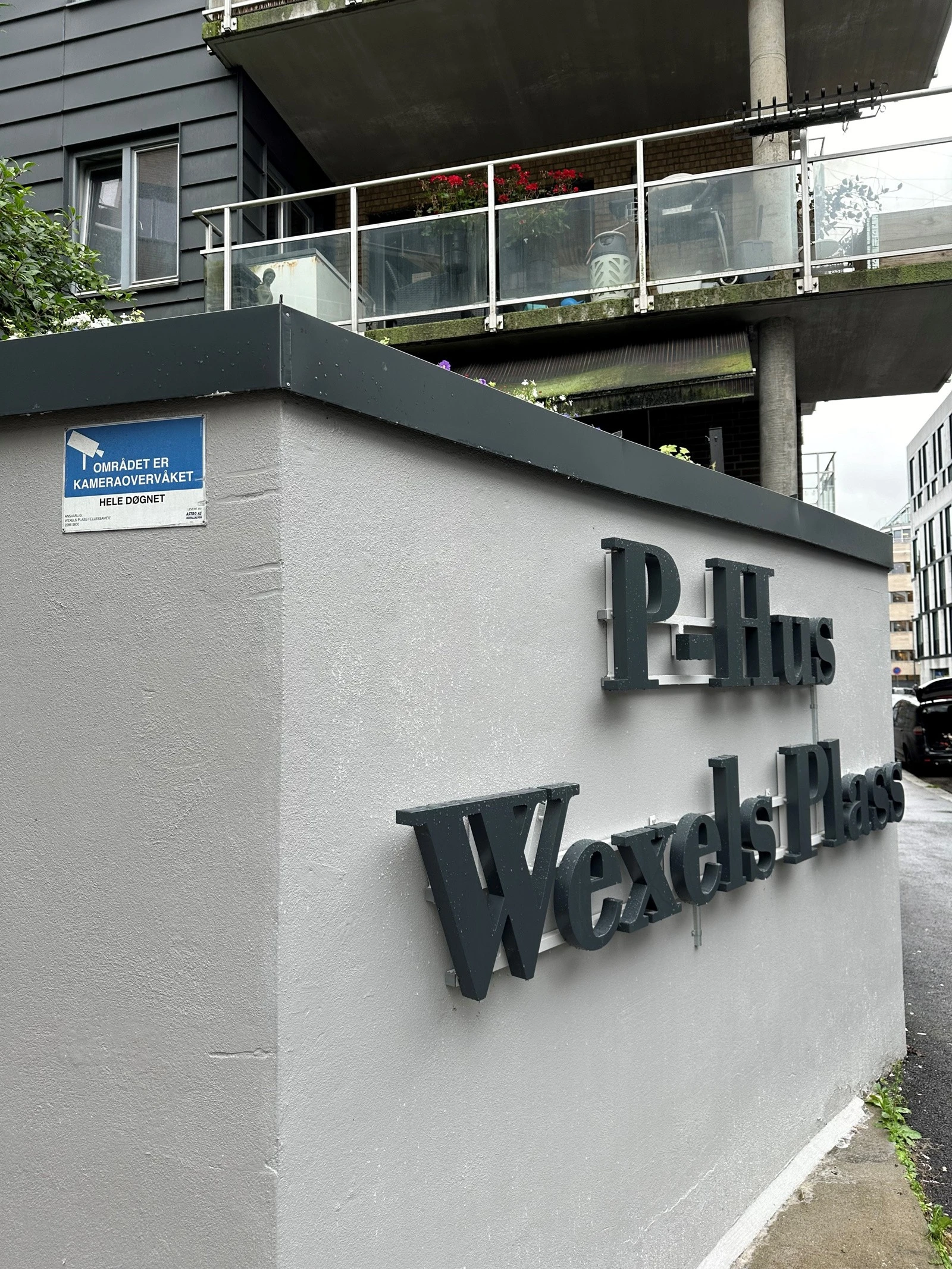 Kameraovervåkning. Innkjøring med eletrisk port Galleribilde