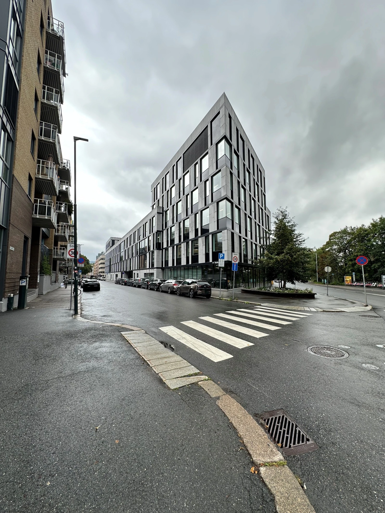Innkjøring til anlegget via Heimdalsgata. 15 min å gå til Jernbanetorget, Carl Berners Plass, Vulkan, Tøyen Torg for å nevne noe. Galleribilde
