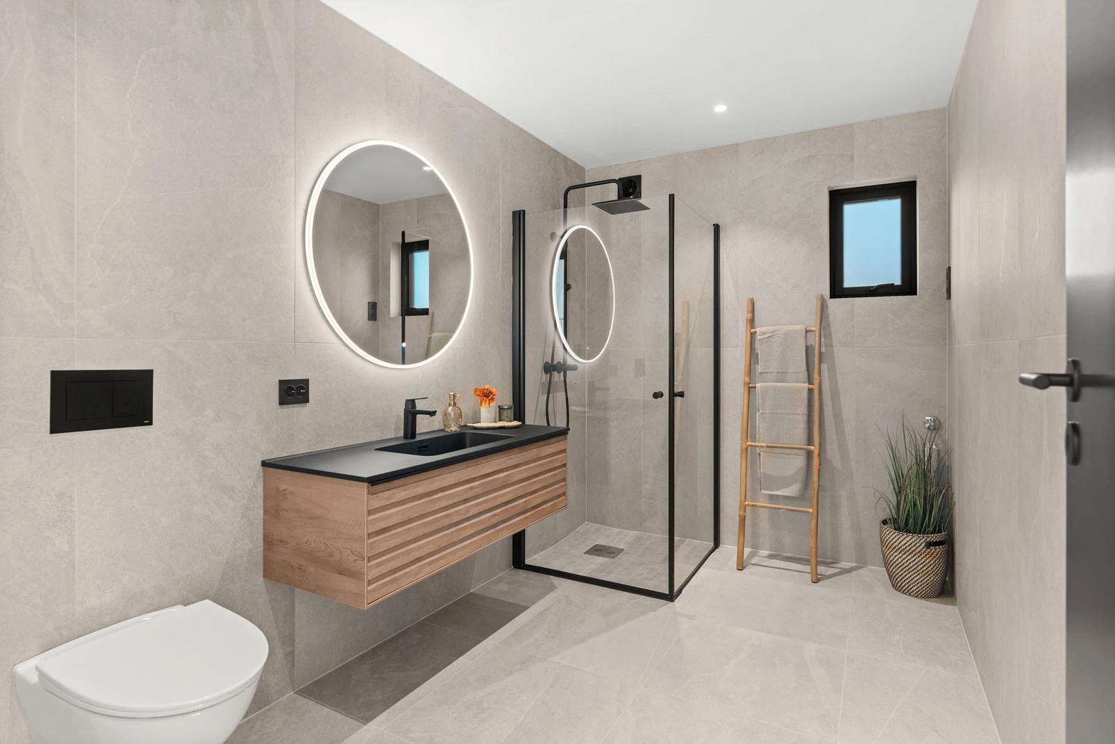 Bad med opplegg for vaskemaskin under vindu Galleribilde