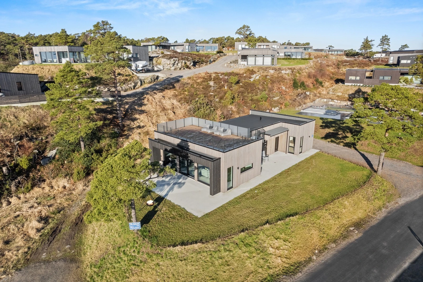 Hytta har en fin beliggenhet med friområde i forkant og ved siden Galleribilde