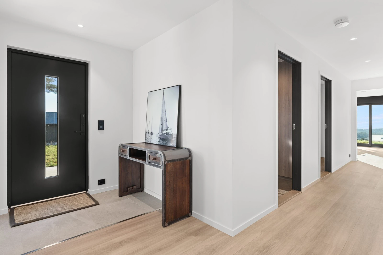 Lys og fin entrè, til høyre i bildet skimter vi utsikt og stue/kjøkkendelen Galleribilde