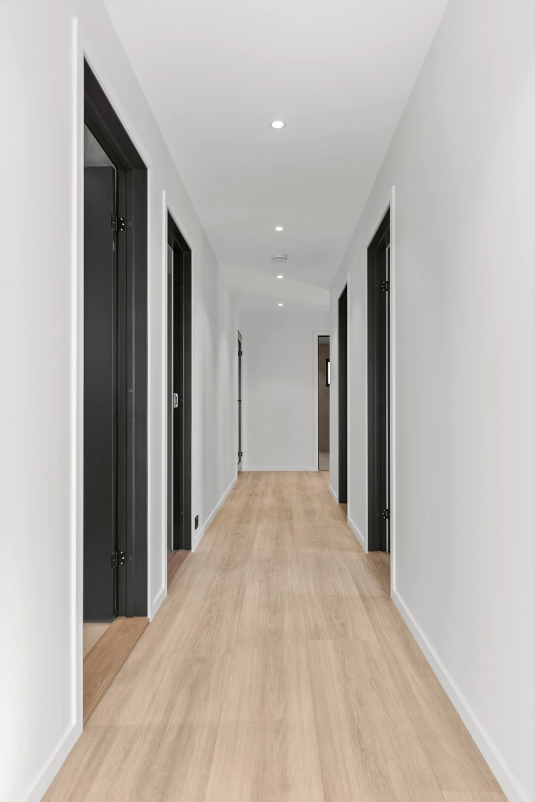 Til venstre i bildet: Bad og tre soverom. Til høyre i bildet: Soverom og bod/bi-inngang. Galleribilde