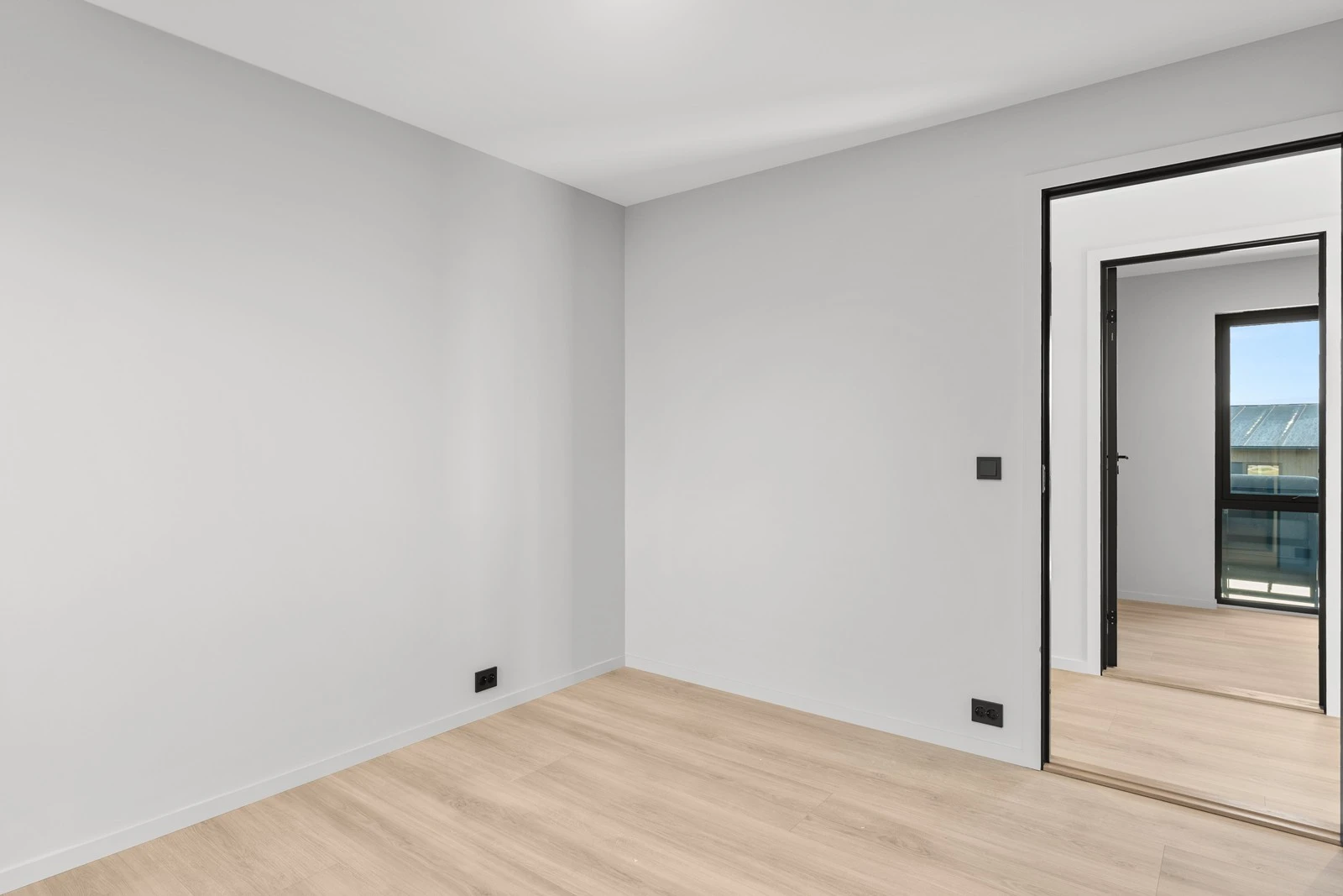 Soverom 1, hvor vi ser over til venstre side av gangen til soverom 2 Galleribilde