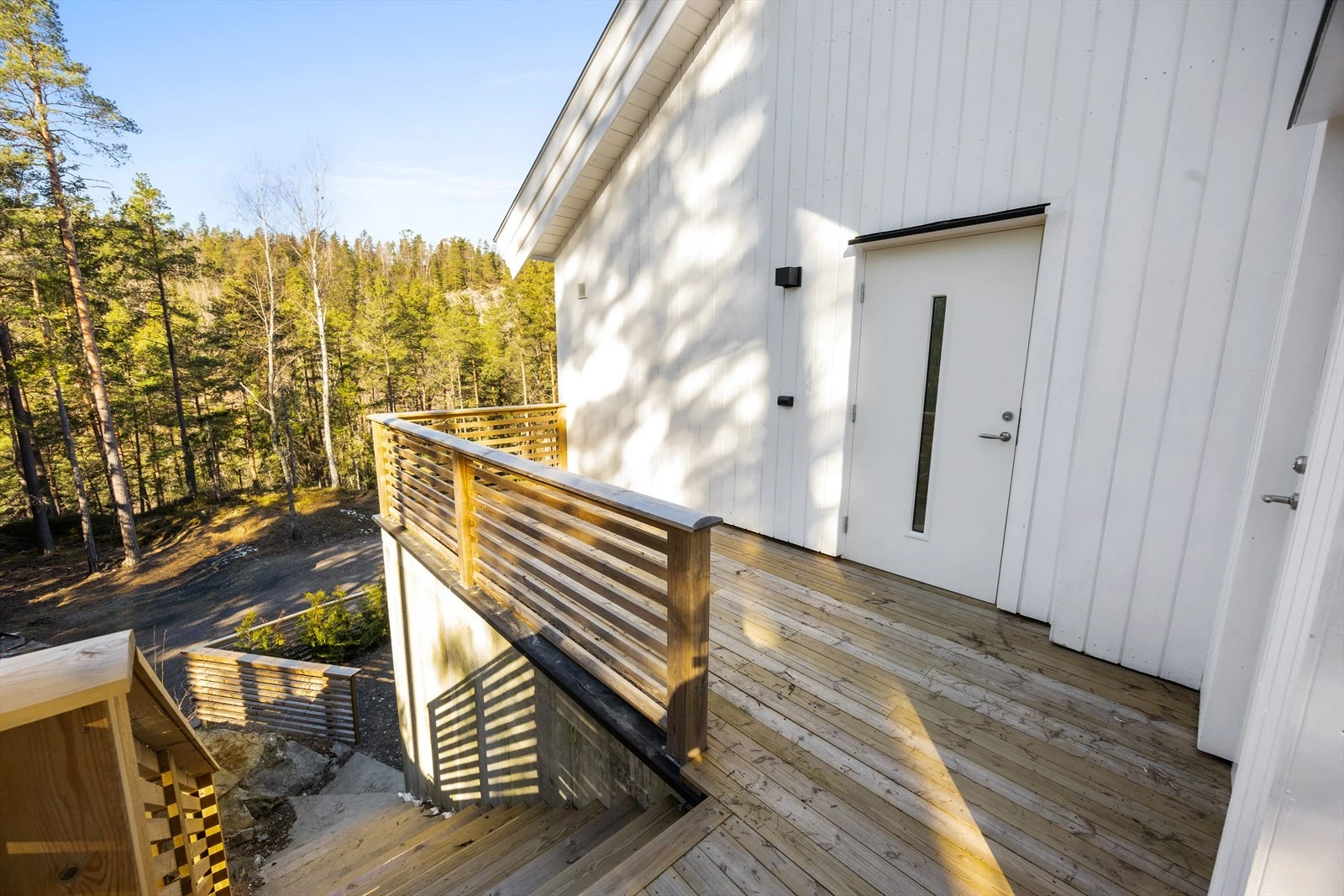 Adkomst til hovedinngangen via en tretrapp og svalgang. Galleribilde