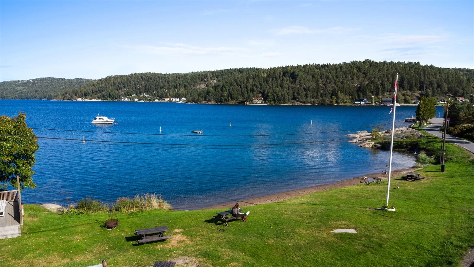 Med nærhet til Drøbak, Ski og Oslo er dette en fritidsbolig med både natur- og bynær beliggenhet. Galleribilde
