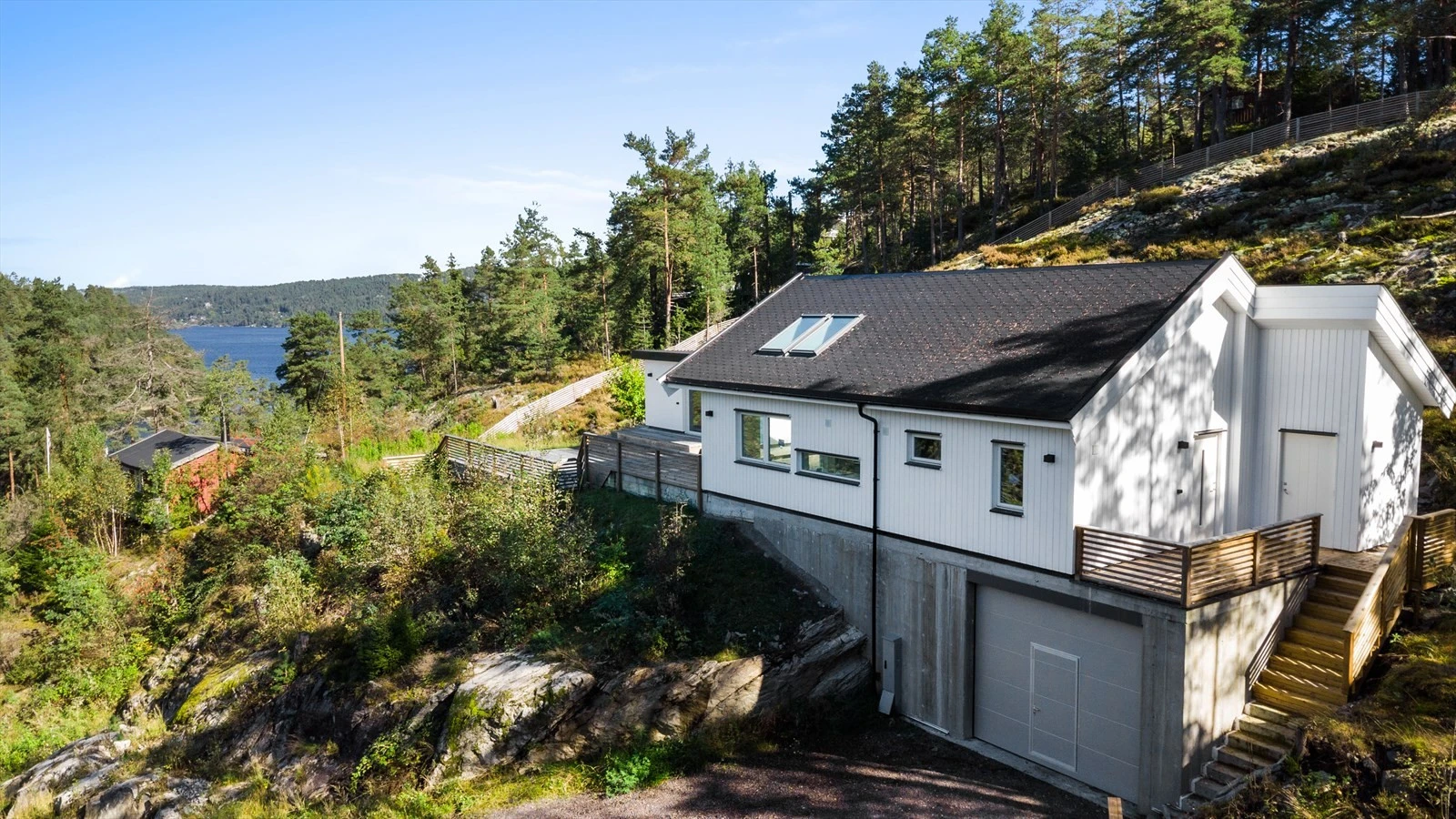 Eiendommen består av hovedhytte, anneks og garasje. Galleribilde