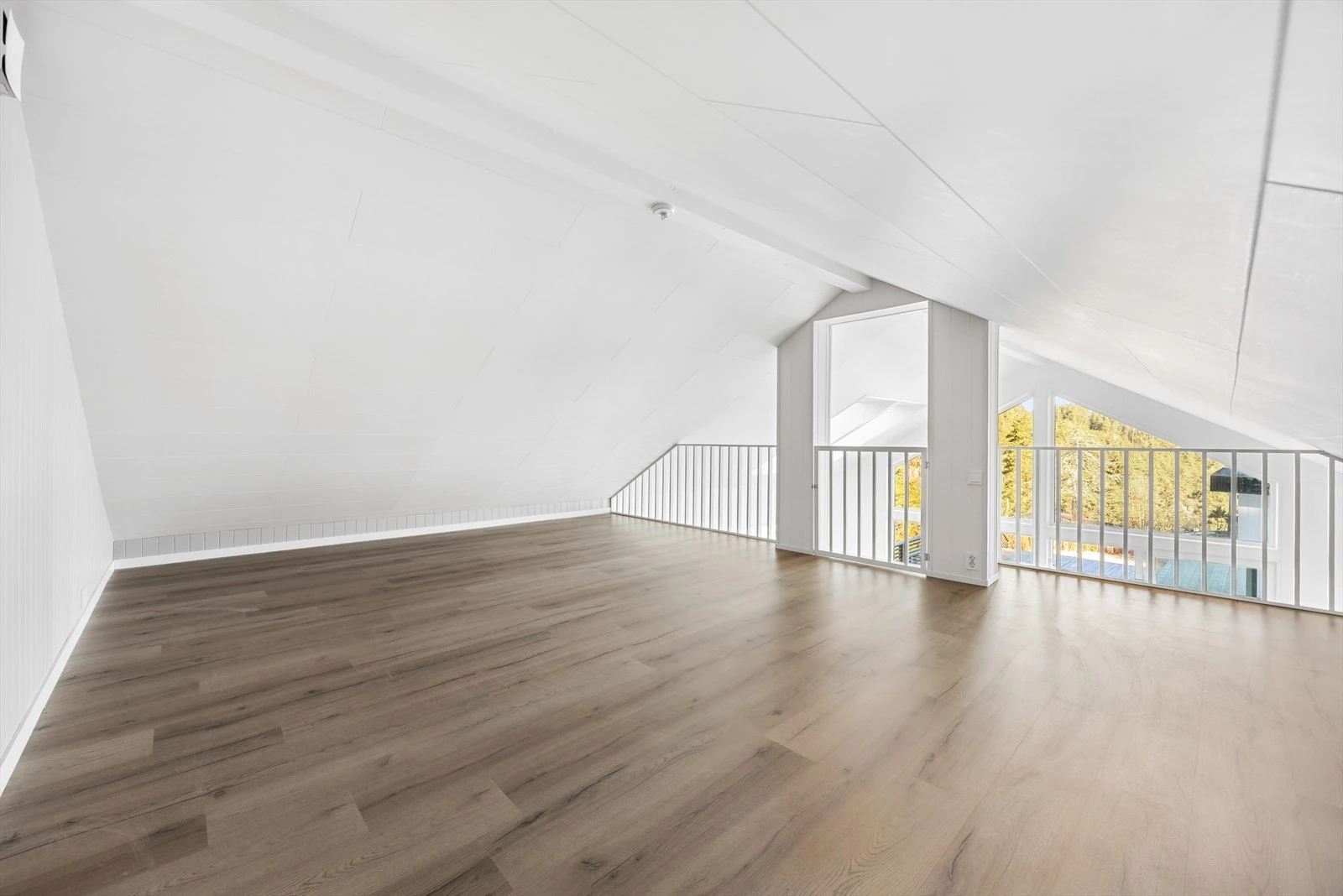 God oversikt ned mot stue- og kjøkkenområdet. Galleribilde