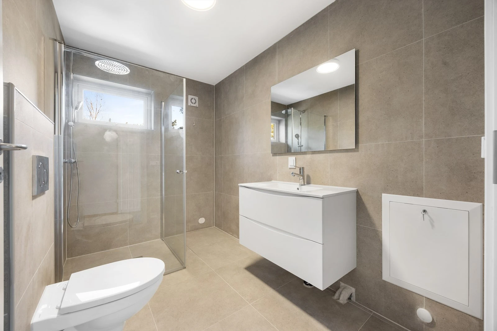 Badet er flislagt fra 2024, med dusjhjørne og opplegg for vaskemaskin. Galleribilde