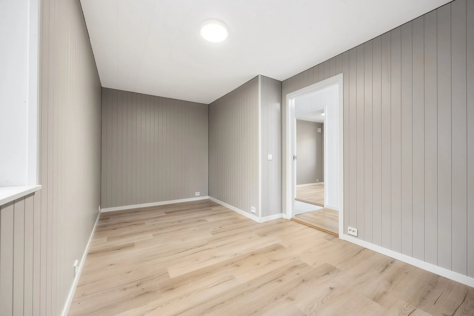 Som i de fleste gulv i hovedetasjen, er det lagt opp for vannbåren varme. Galleribilde