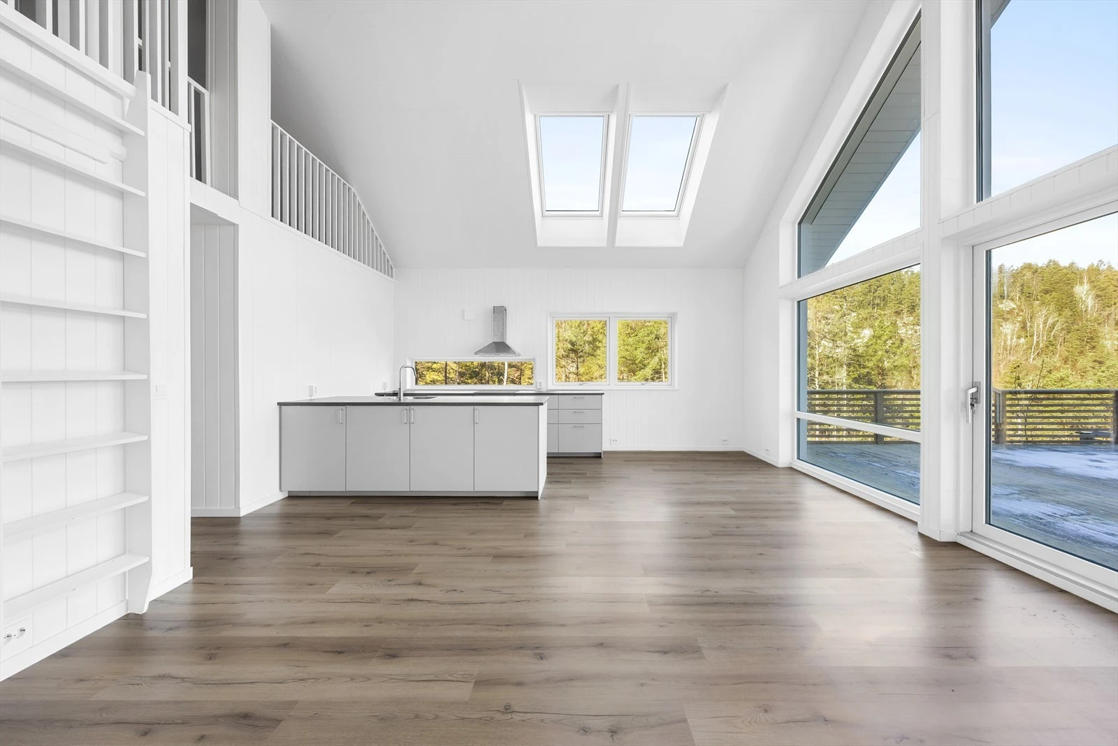 Fra entréen åpner det seg med åpen stue- og kjøkkenløsning. Galleribilde