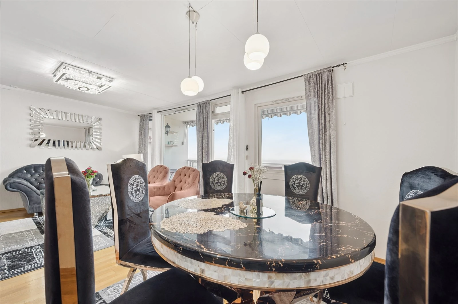 Stue/spisestue er lett å innrede etter behov
