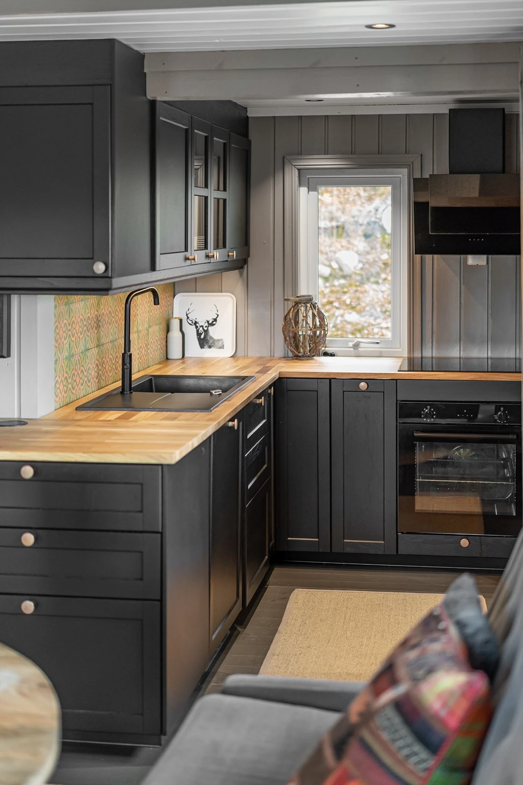 Hytta har et oppusset og delikat kjøkken med flotte detaljer. Innredningen er tilpasset rommet, og benkeplaten av heltre står seg godt til de sorte frontene. Hvitevarene er integrerte. Galleribilde