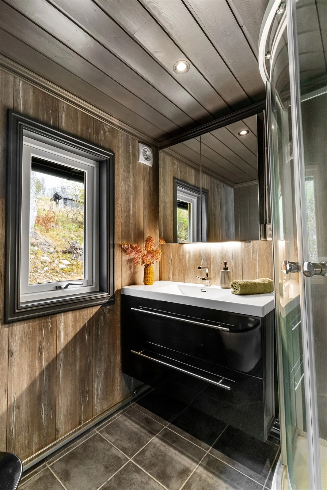 Lunt og trivelig. Elektrisk vifte med avtrekk ut. Galleribilde