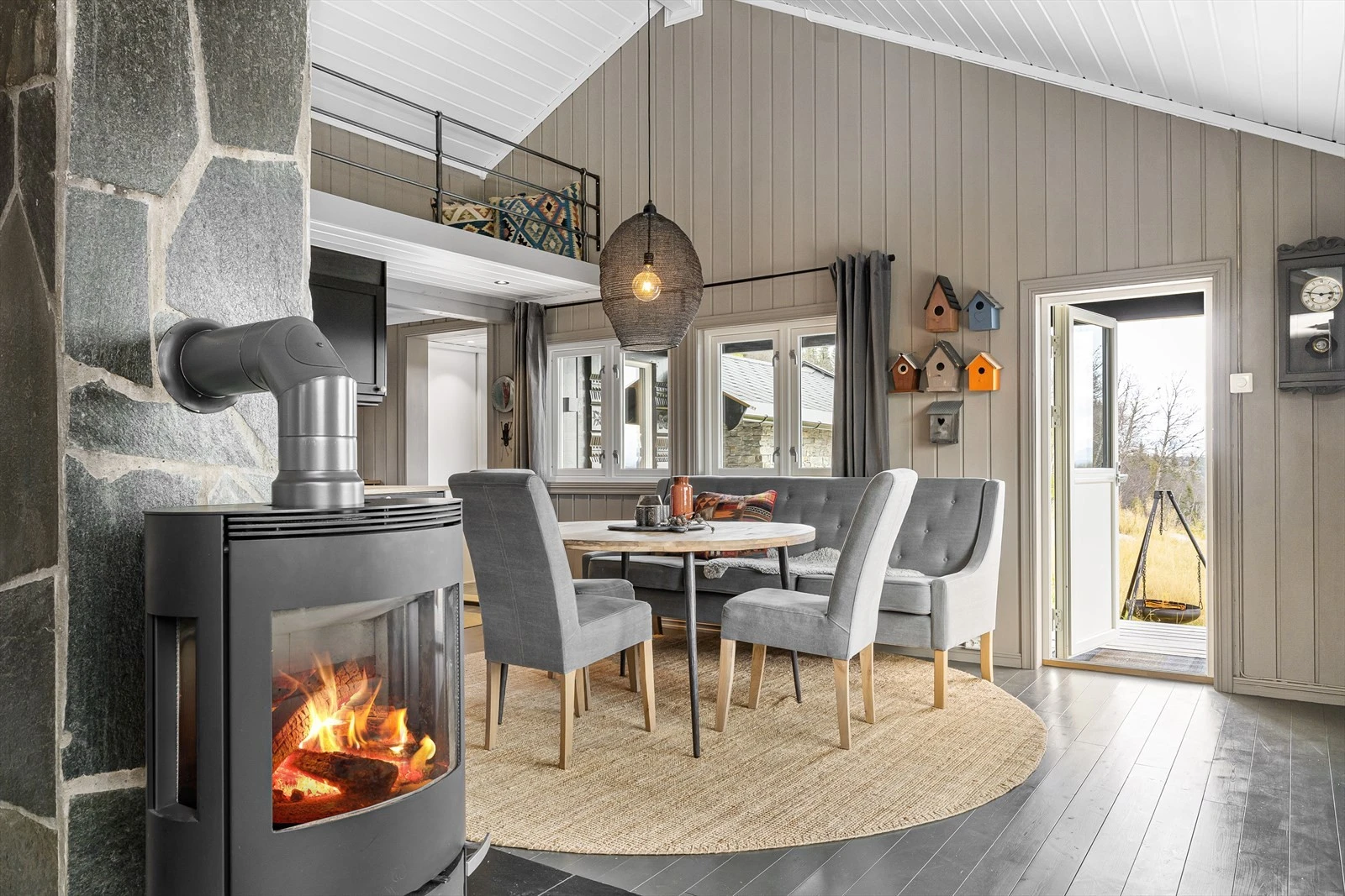 Pipa har en flott skiferforblending som passer fargene i hytta godt. Spisestue og kjøkken i bakkant, med utgang til terrasseplattingen i front. Galleribilde