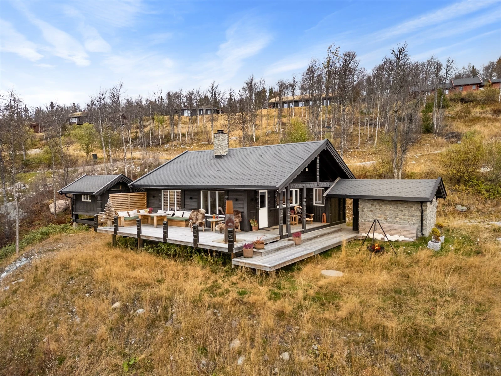 Velkommen til den flott beliggende fritidsboligen i Landsverklia 26, sentralt og høytliggende bak Tuddal Høyfjellshotel (ned til høyre)! Galleribilde