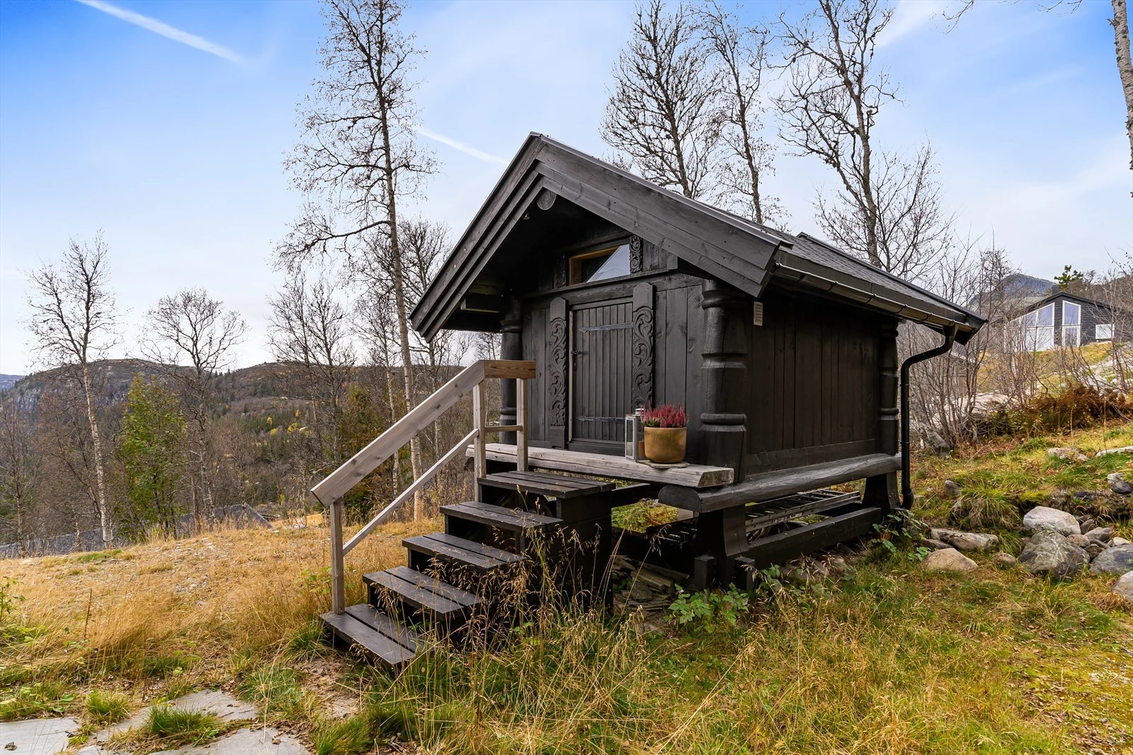 Bak hytta har man også et eget stabbur som i praksis benyttes som et ekstra soverom (ikke godkjent som rom til varig opphold) Galleribilde