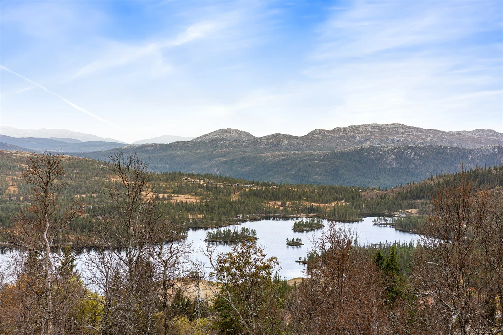 Eiendommen ligger fantastisk til, med utsikt ned mot Kovstulvannet og Toskjærvannet. Galleribilde