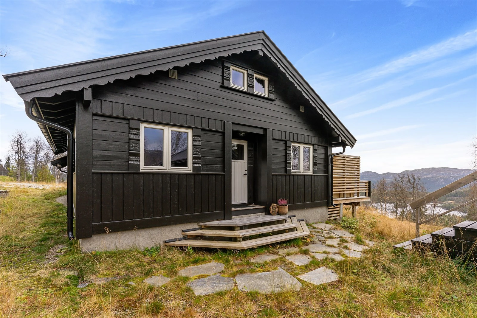 Baksiden av hytta mot anneks. Galleribilde