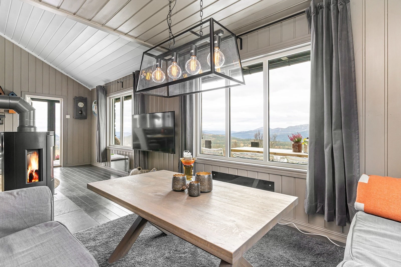 Plass til å kunne henge TV på veggen mellom stue og spisestuedelen. Galleribilde