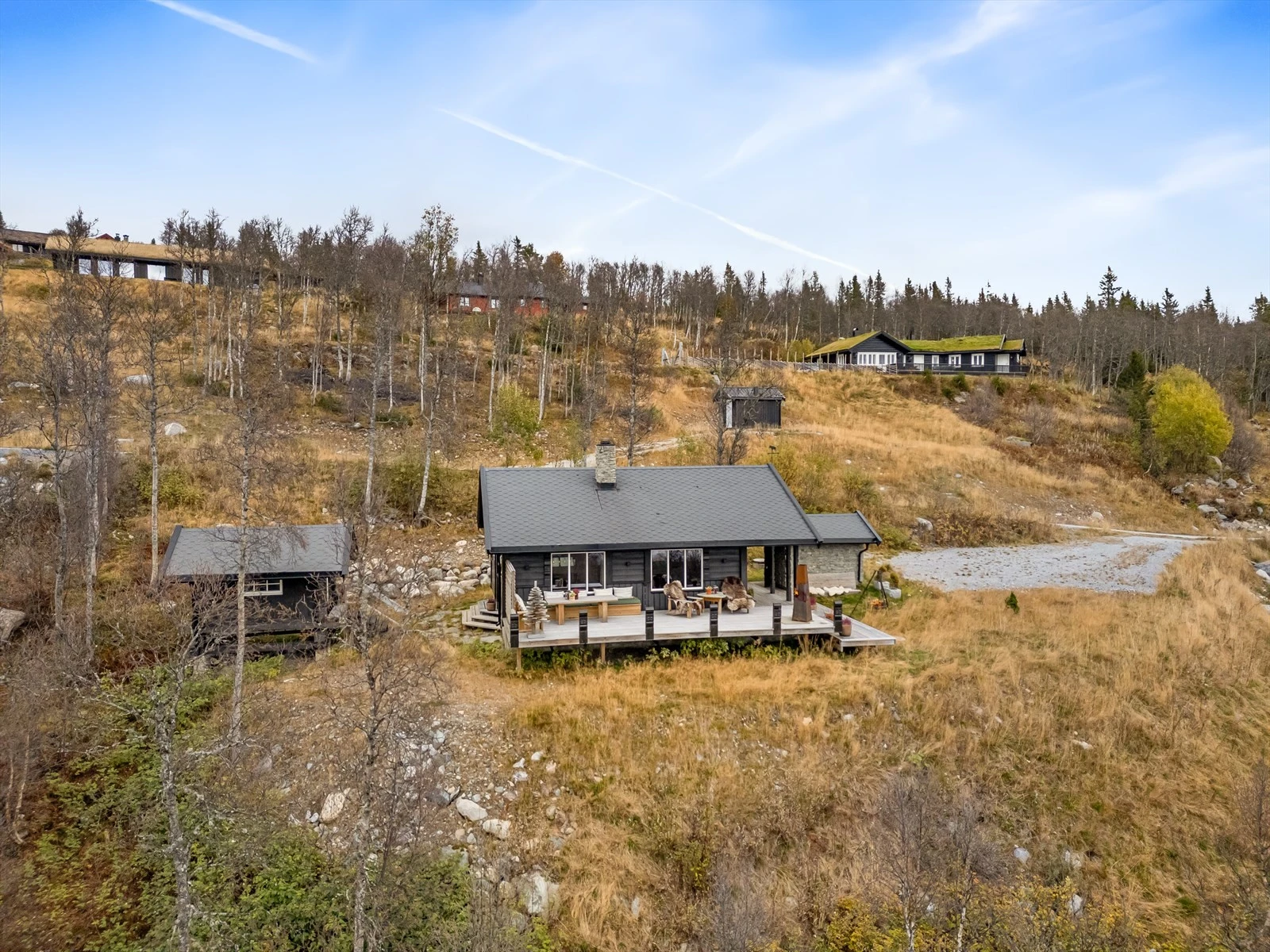 En fantastisk beliggenhet, luftig og åpent, på en romslig selveiertomt med vidstrakt utsyn. Helårs bilvei med en romslig biloppstillingsplass utvendig. Galleribilde