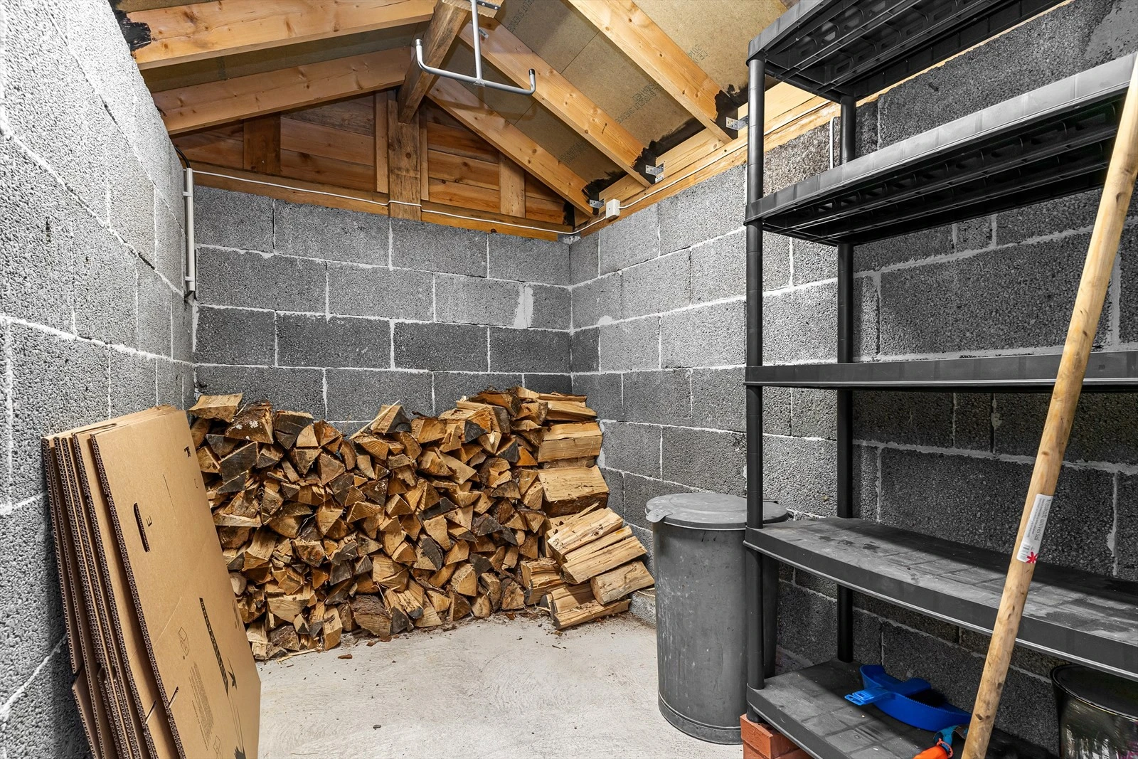 Sportsbod med ekstra lagringsplass til ved og diverse sportsartikler. Galleribilde