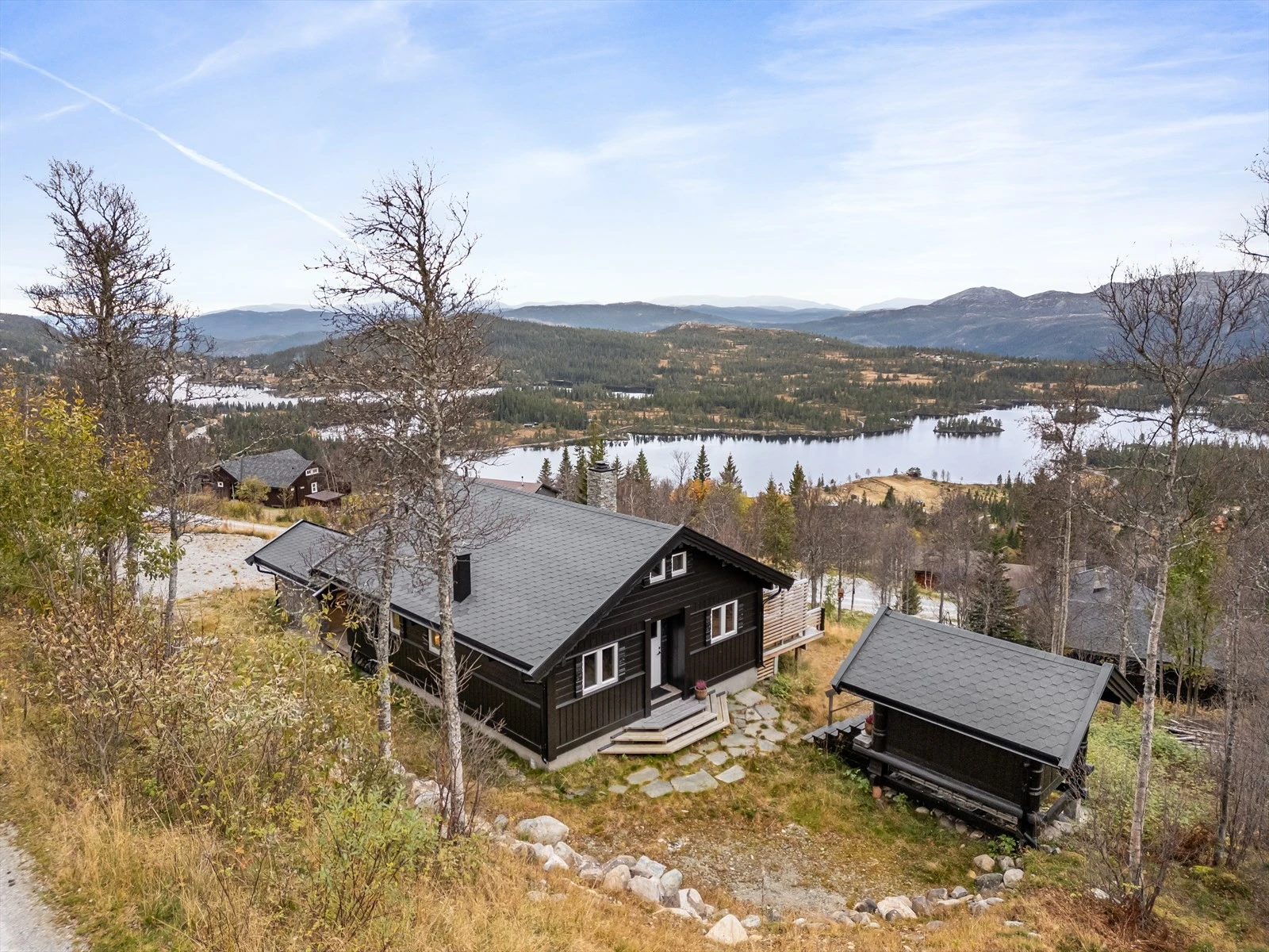 Tomta er gravd ut i bakkant og er godt drenert. Mulighet for å kunne søke om å bygge på hytta mot annekset. Galleribilde