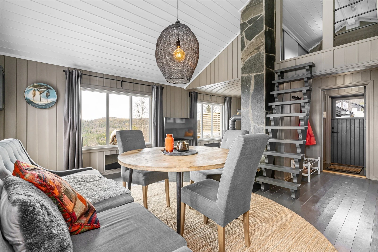 Også fra spisestuen har man den vakre utsikten rett ut. Galleribilde