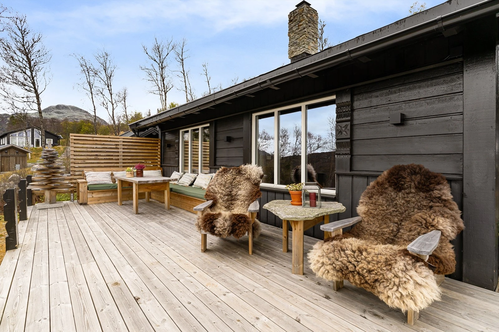 Utsikt rett opp mot Gaustakne i bakkant. Galleribilde