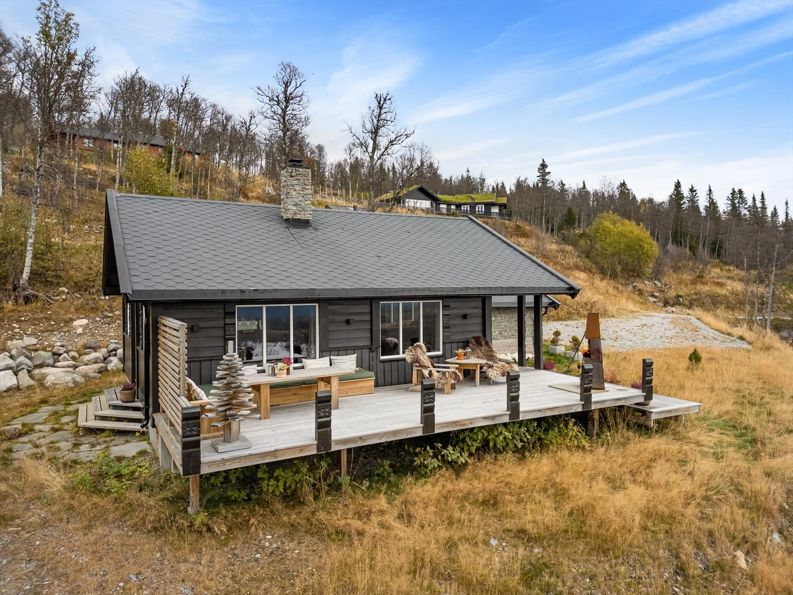 Rekkverket på terrassen er ikke ferdig montert, da selger ønsker at nye kjøpere skal kunne ta stilling til om det ønskes glass eller annet rekkverk mellom bærende stolper. Galleribilde