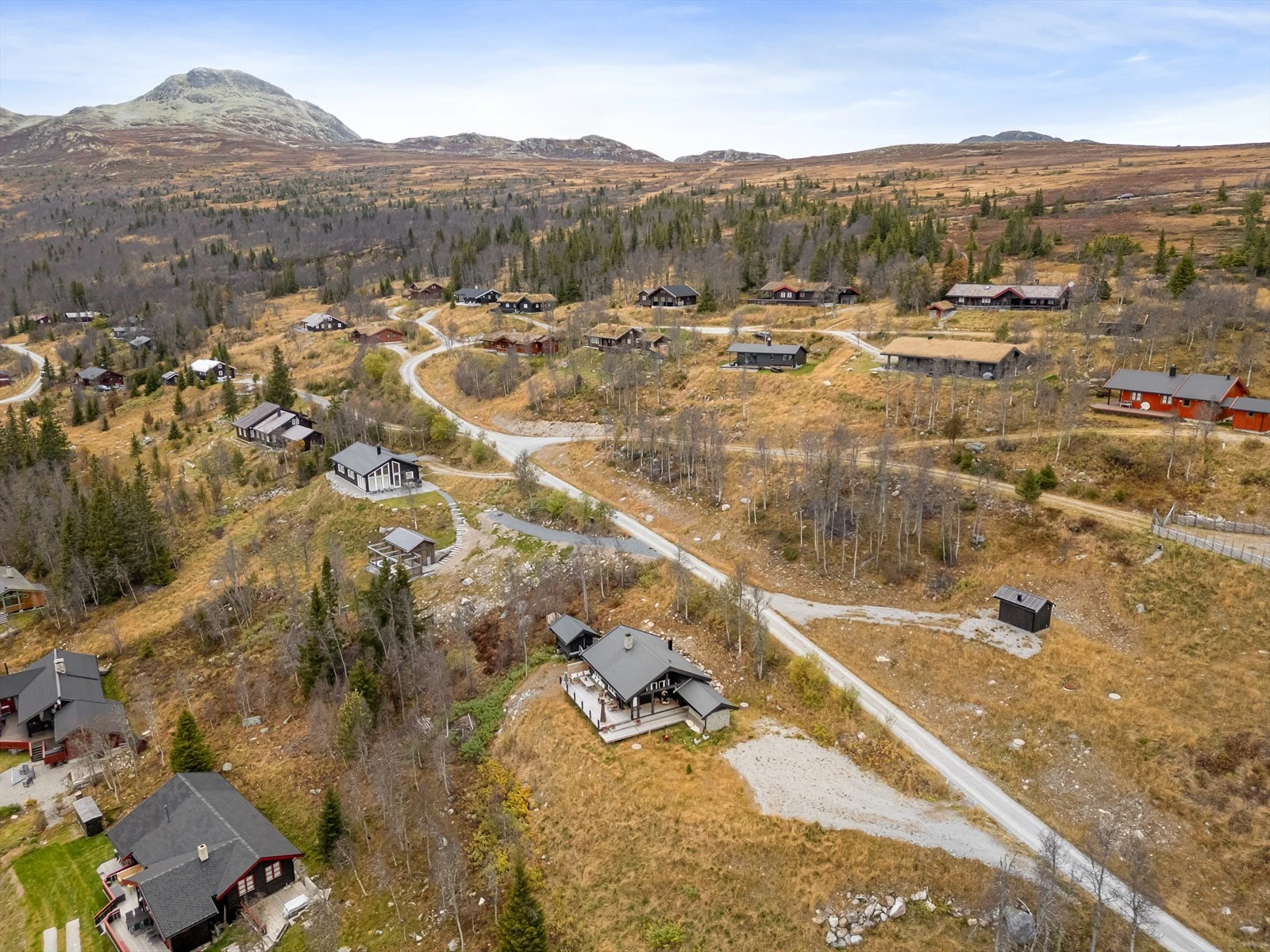 Høytliggende med forholdsvis flatt terreng bak hytta. Umiddelbar nærhet til turområdene. Galleribilde