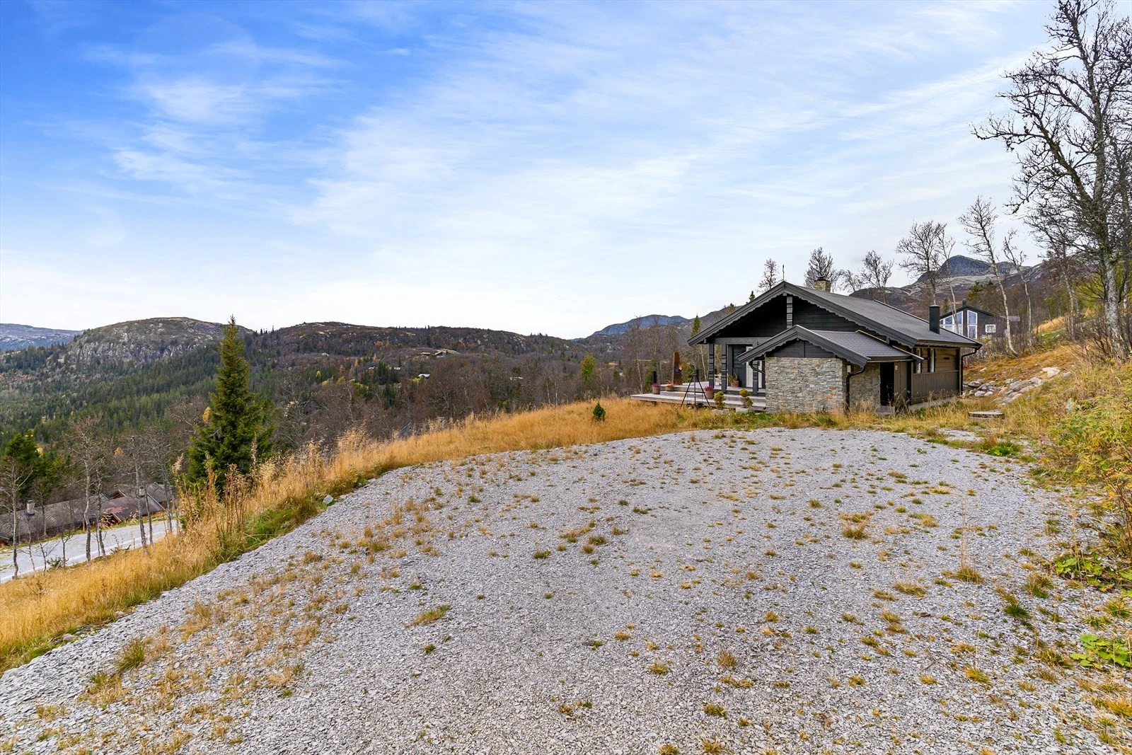 Rikelig med biloppstillingsplass til venner og kjente. Galleribilde