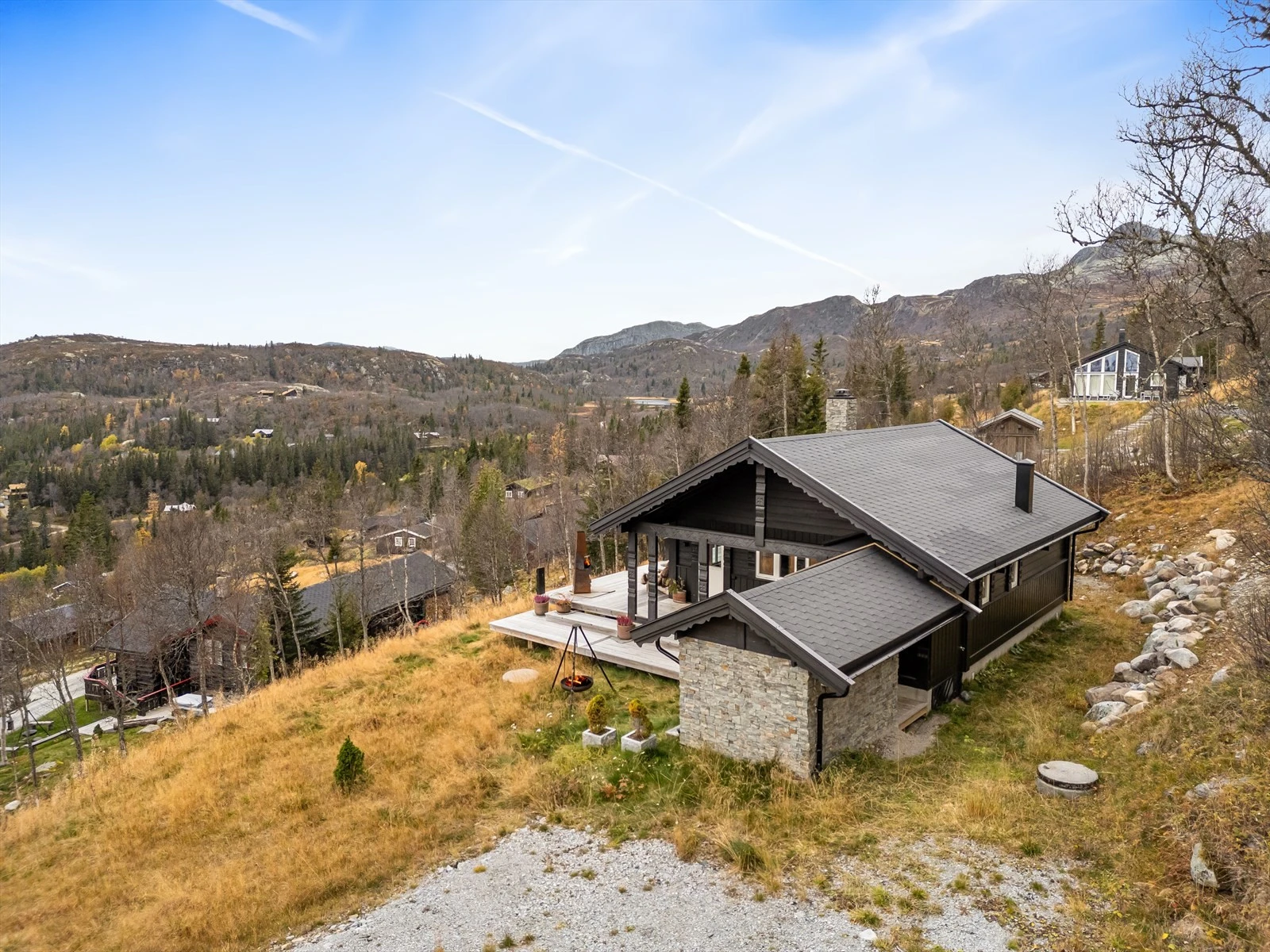 Det skrånende terrenget gir en luftig og frittliggende følelse, med lite sjenanse fra naboeiendommene rundt. Galleribilde