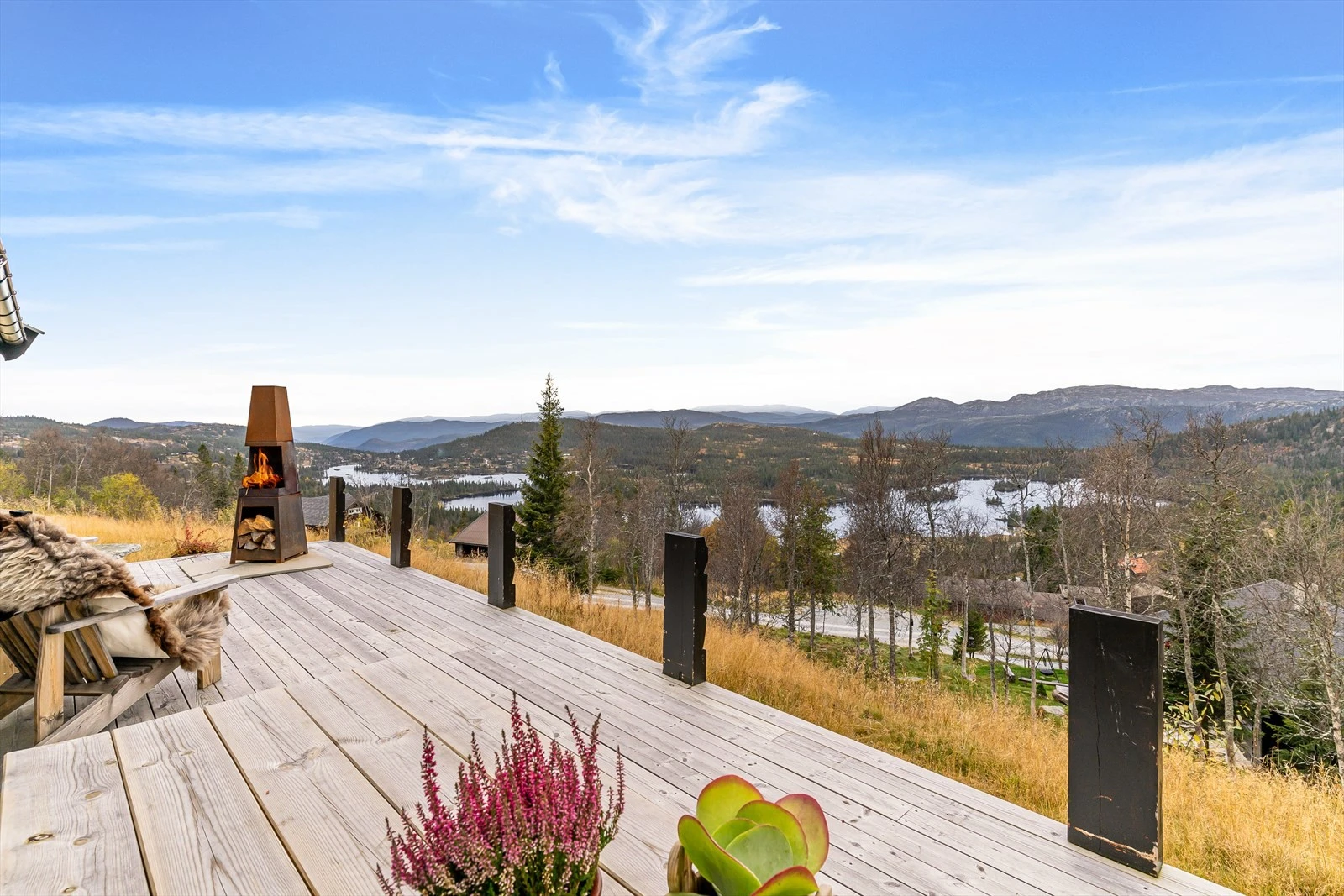 Rekkverket på terrassen er ikke ferdig montert, da selger ønsker at nye kjøpere skal kunne ta stilling til om det ønskes glass eller annet rekkverk mellom bærende stolper. Galleribilde