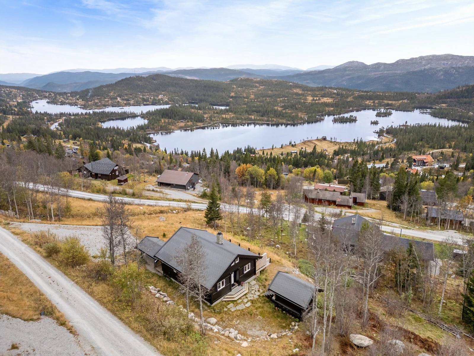 Eiendommen er en betydelig modernisert hytte med masse sjel og særpreg. Tross et kompakt areal, er hytta rik på fasiliteter, blant annet med hems, stabbur og utvendig sportsbod. Galleribilde