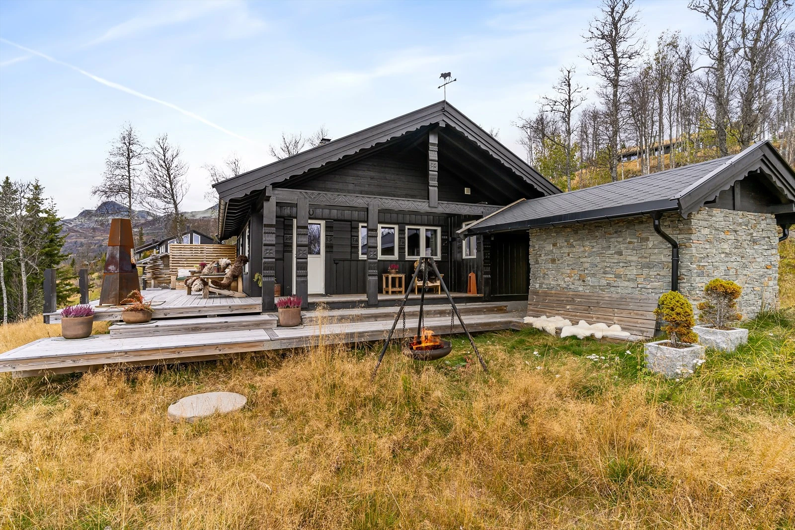 Fullstandard, med alle fasiliteter man er vandt med fra hjemme. I bakgrunnen har man utsikt opp mot Gaustakne, med videre tilgang på et fantastisk helårs naturterreng. Galleribilde