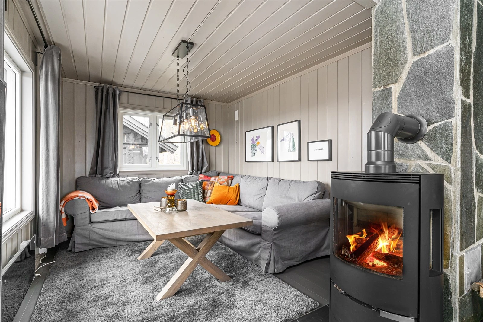 Hytta har en lun og koselig stuedel, med en effektiv peisovn. Galleribilde
