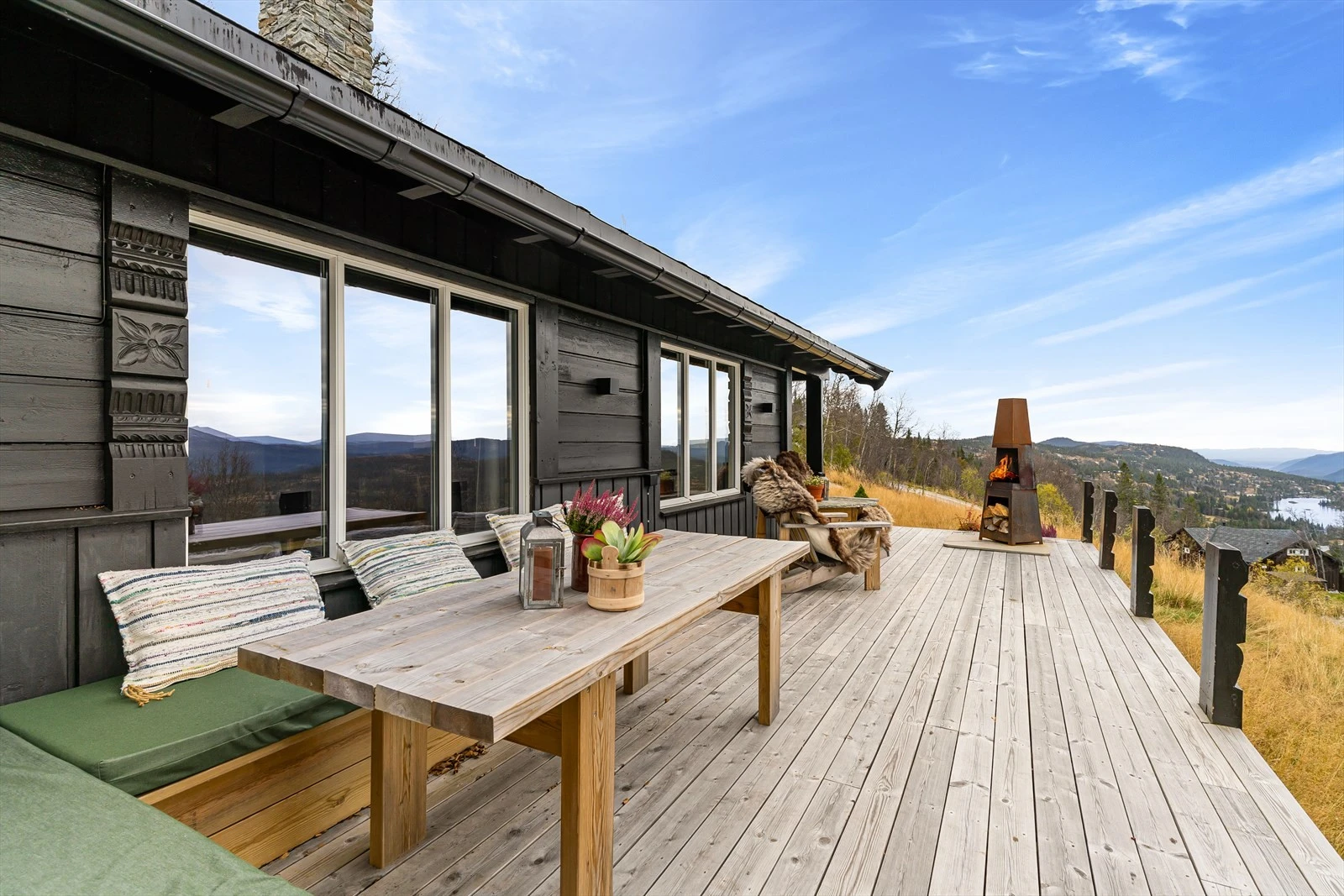 Plassbygd sofa utvendig, med sola til langt på kveld. Galleribilde