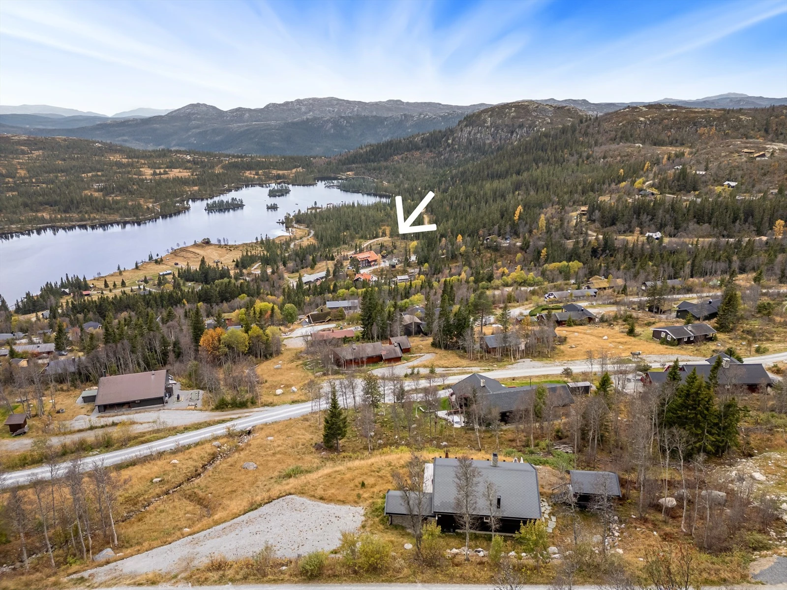 Gangavstand ned til høyfjellshotellet. (Avmerket med pil) Galleribilde