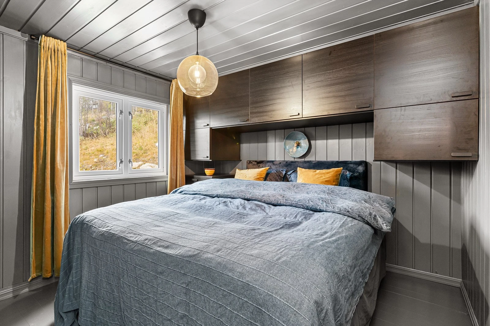 Hovedsoverommet med god plassutnyttelse. Her med dobbeltseng og medfølgende garderobeskap. Galleribilde