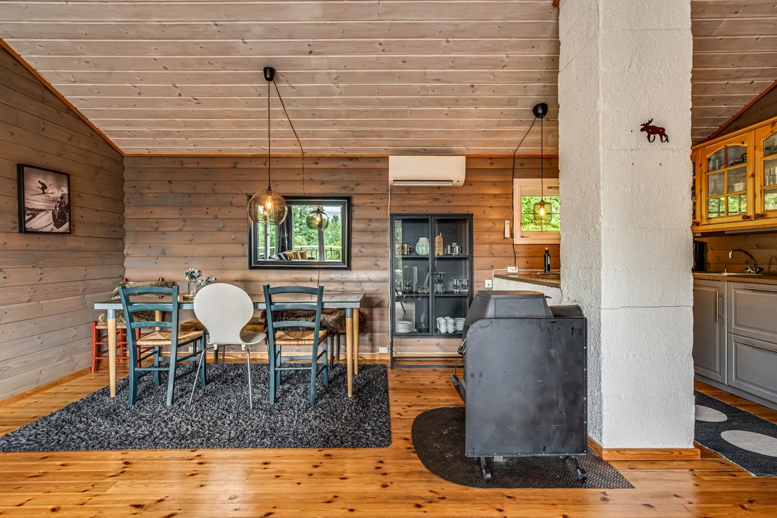 Tenk å invitere over gode venner og familie på helgetur, god plass rundt middagsbordet. Galleribilde