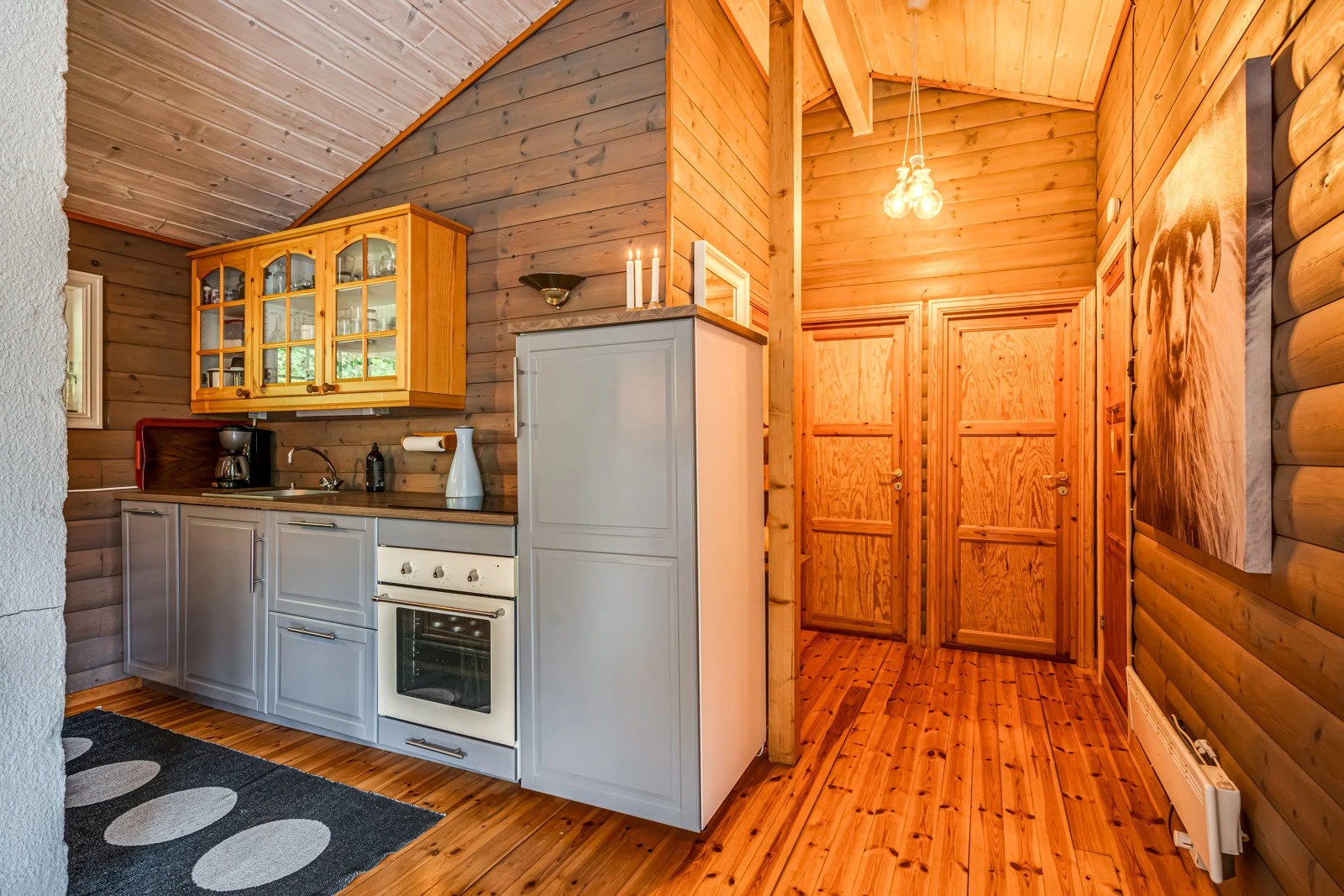 Et kjøkken hvor du kan lage i stand til måltider, men fremdeles være sosial rundt familie og venner. Galleribilde